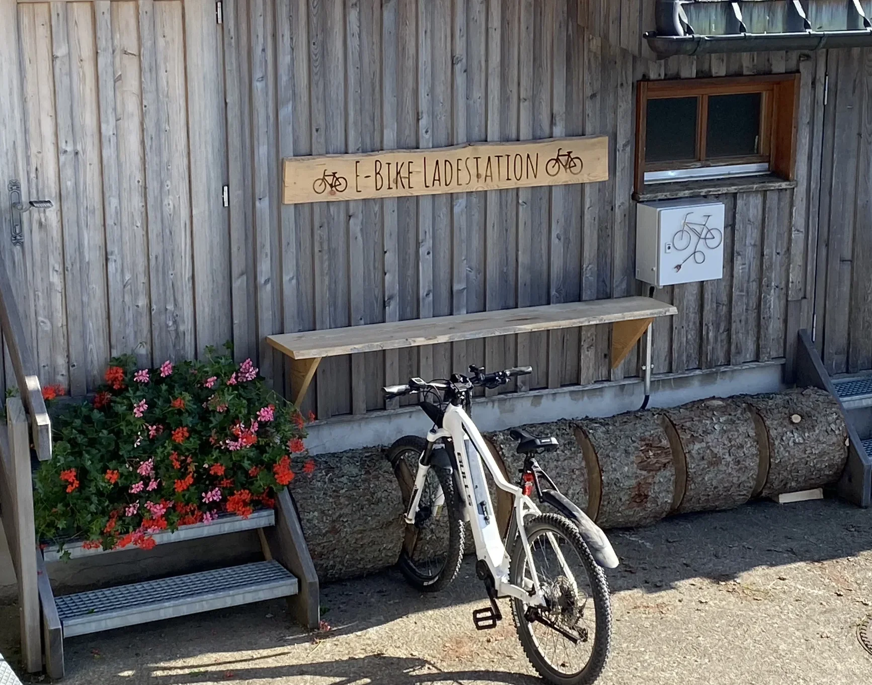 E-Bike Ladestation an der Krunkelbachhütte für Radfahrer im Südschwarzwald"