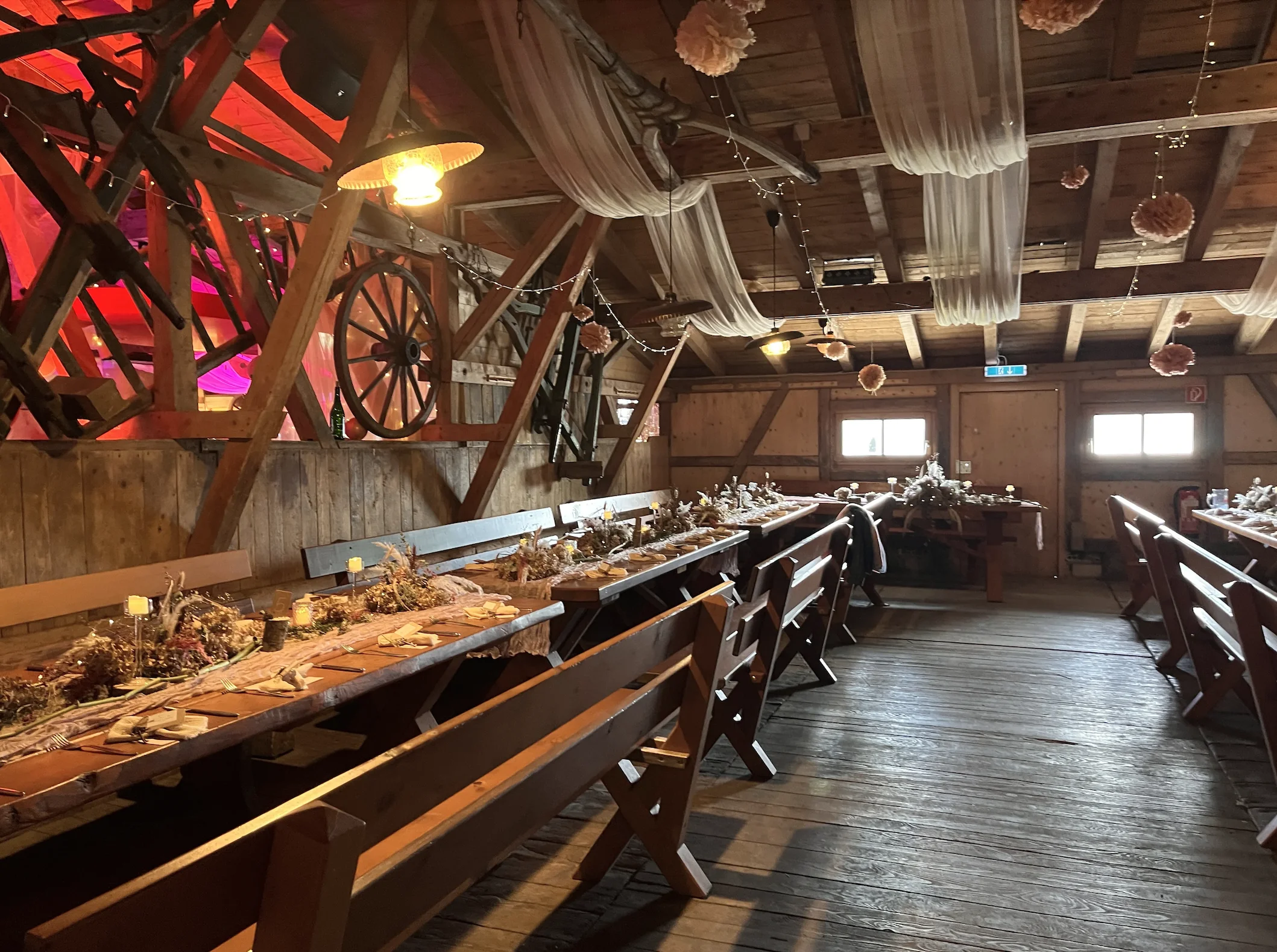 Gedeckte Tafeln in der urigen Eventscheune der Krunkelbachhütte für Hochzeiten und Feiern