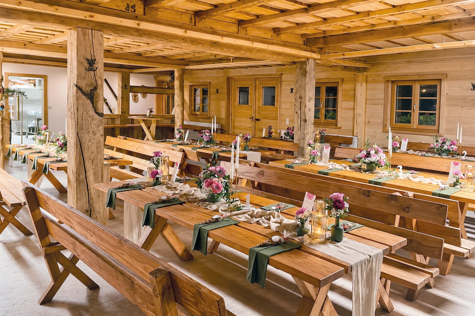 Urige Holztische mit eleganter Hochzeitsdekoration in der Eventscheune am Feldberg